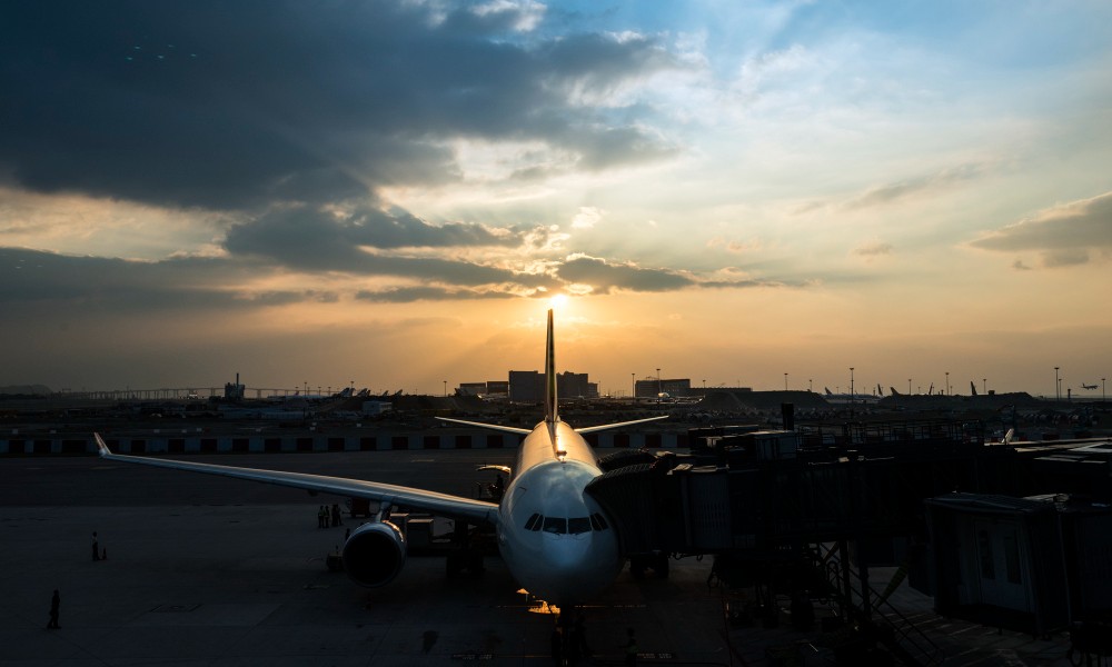 Avion con atardecer de fondo