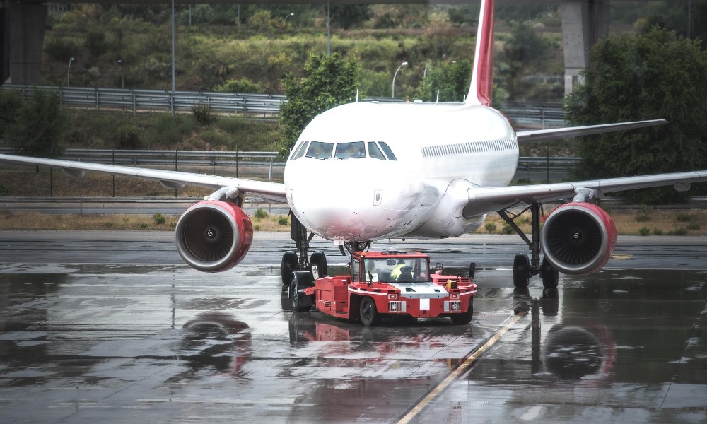 Avión presándose para el despegue
