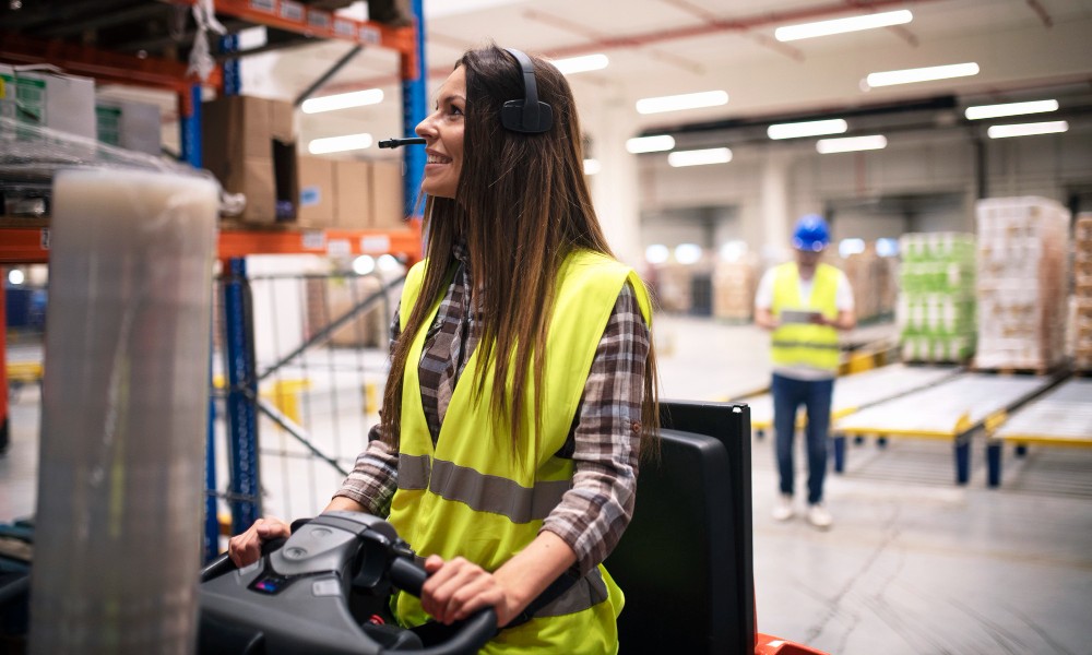 Mujer monta carga hacia avion